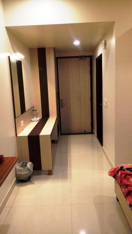 Alankrita Suites & Party Halls มีรัท ภายนอก รูปภาพ