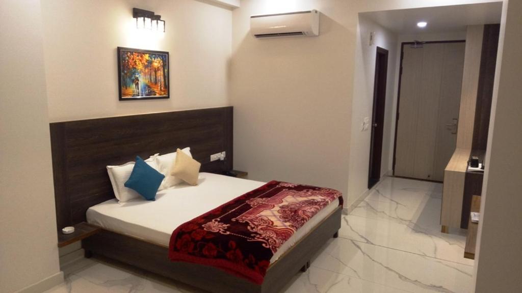 Alankrita Suites & Party Halls มีรัท ภายนอก รูปภาพ
