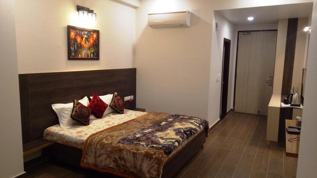 Alankrita Suites & Party Halls มีรัท ภายนอก รูปภาพ