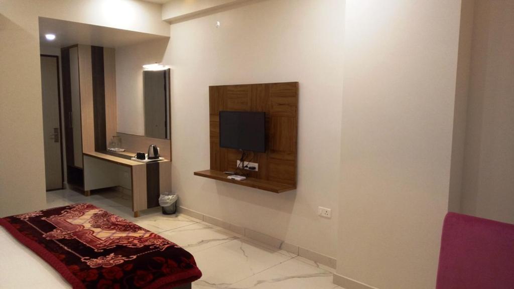 Alankrita Suites & Party Halls มีรัท ภายนอก รูปภาพ